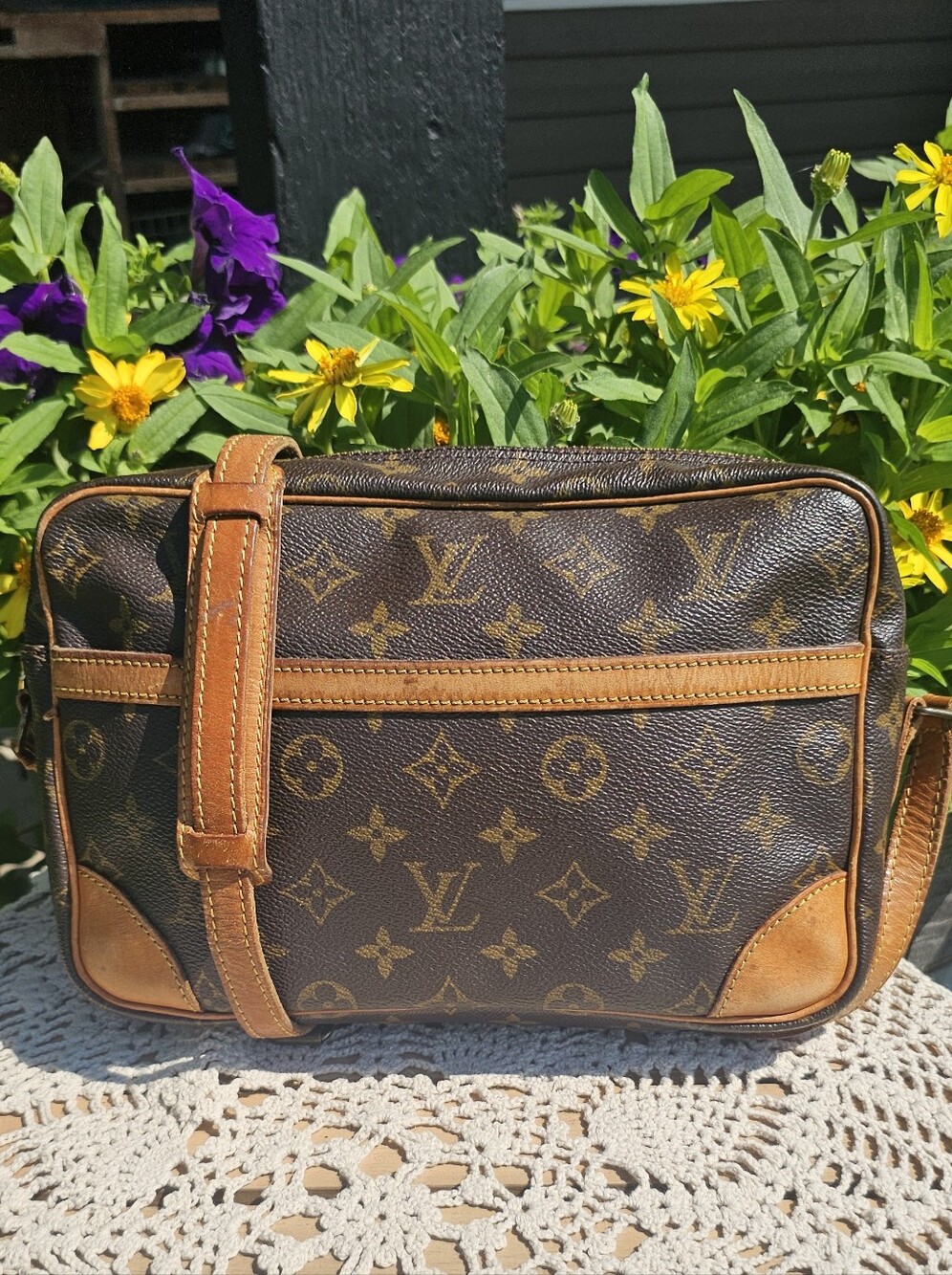 Louis Vuitton Trocadero 27 Crossbody Bag - Picture 2 of 16